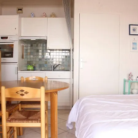 Agreable 4 Pers. Avec Terrasse Et Parking, - Fr-1-245-133 Apartment *